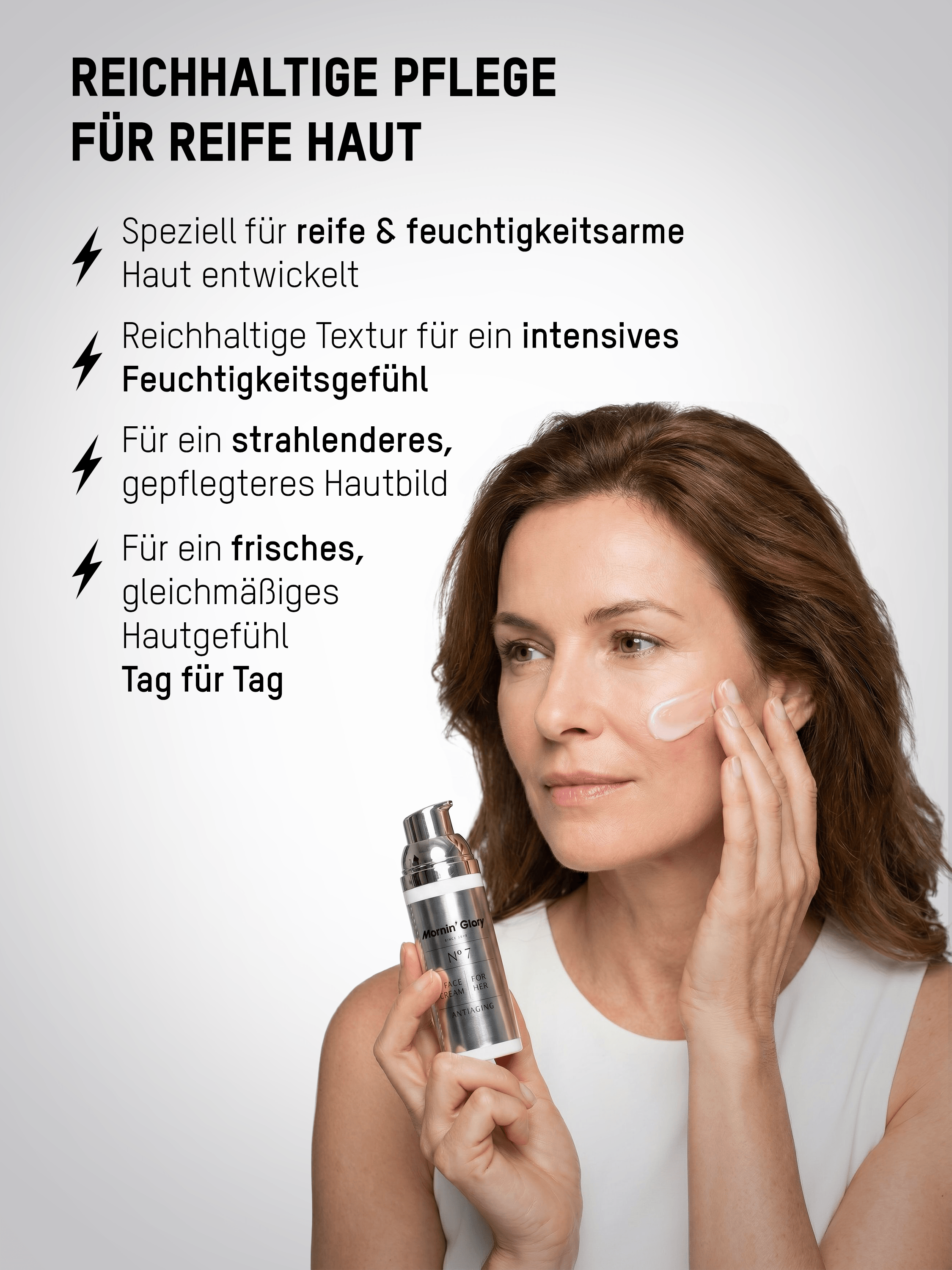 Frau trägt Mornin' Glory Antiaging Gesichtscreme auf und pflegt reife sowie feuchtigkeitsarme Haut intensiv